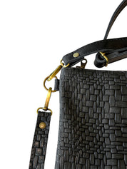 Cartera Toro bronce, cuero estampado trenzado negro