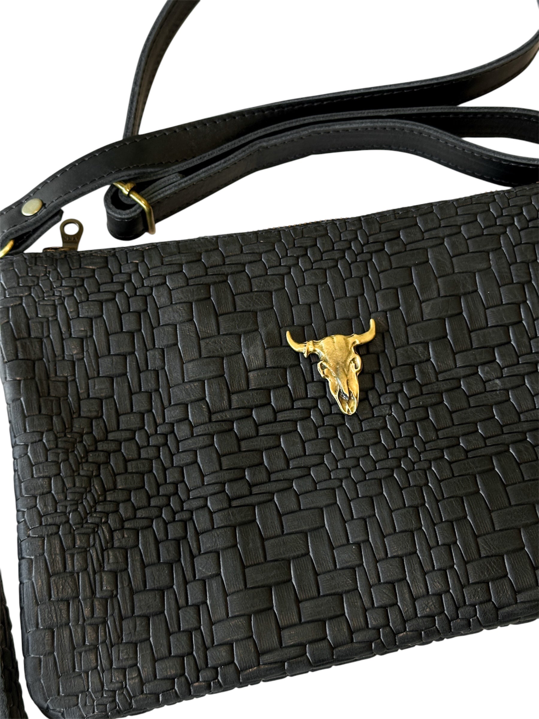 Cartera Toro bronce, cuero estampado trenzado negro