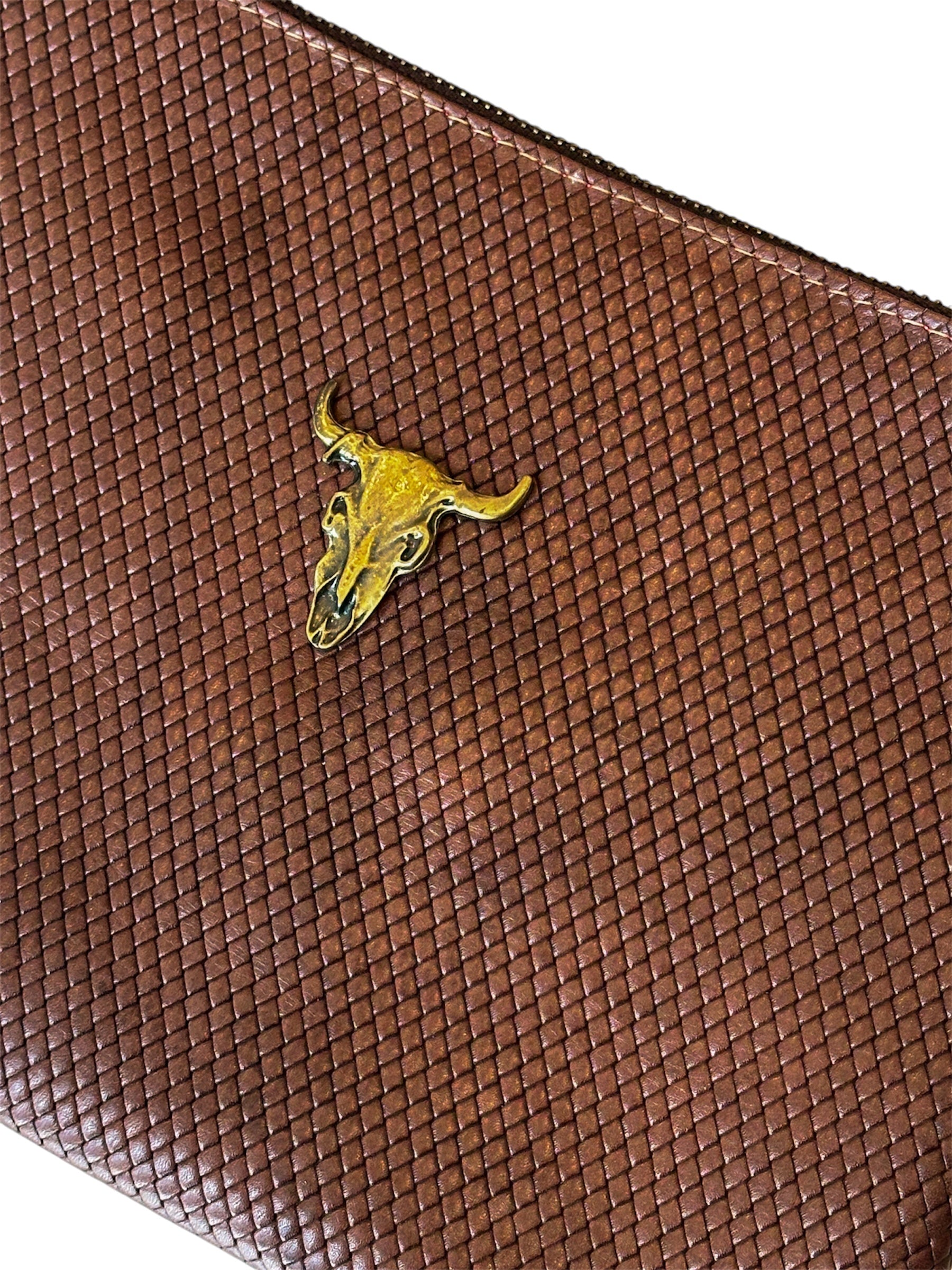 Cartera Toro bronce cuero estampado trenzado cafe