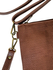 Cartera Toro bronce cuero estampado trenzado cafe
