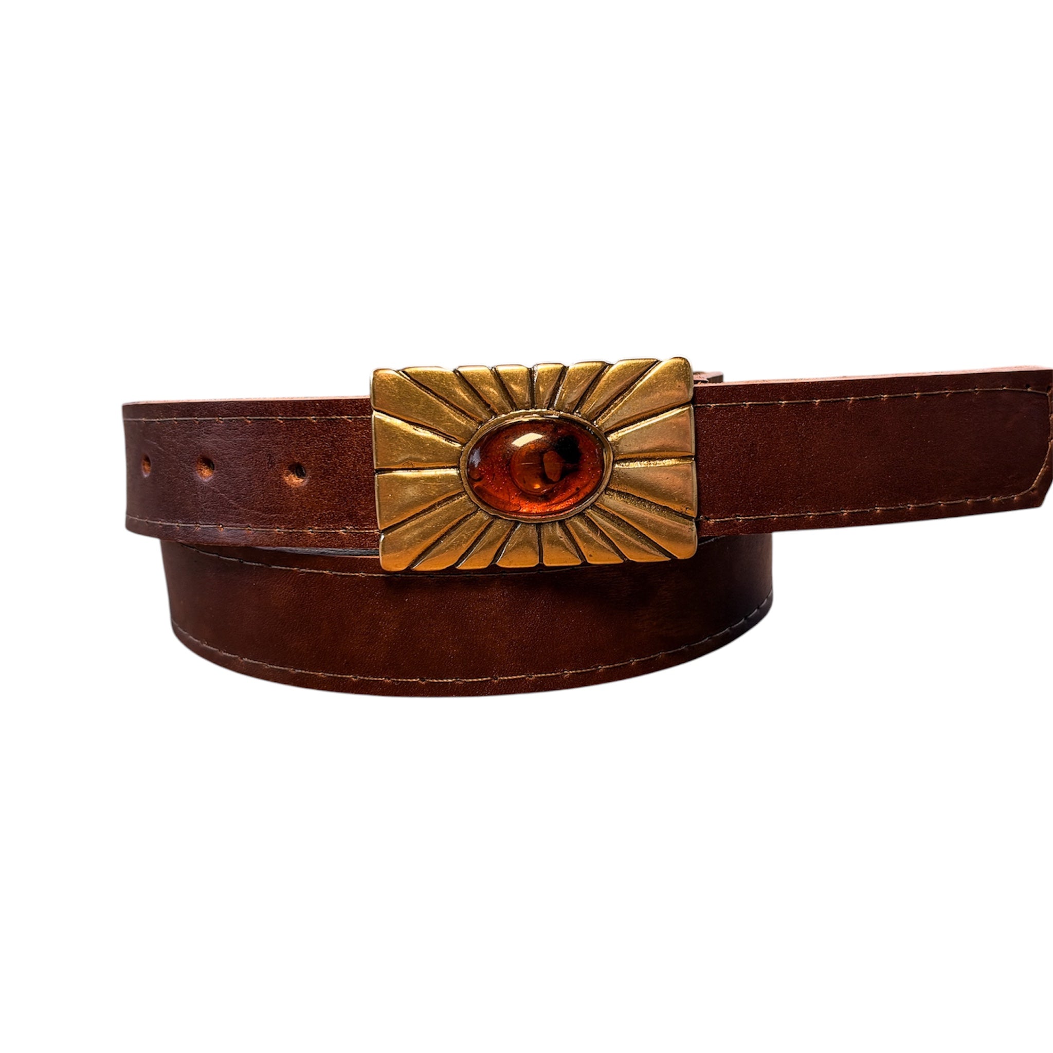 cinturon-cafe-cuero-hebilla-piedra-roja-destello-heme-1.jpg